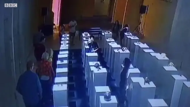 Студентка, посетившая галерею в Лос-Анджелесе, нечаянно разбила экспонаты пока делала селфи.