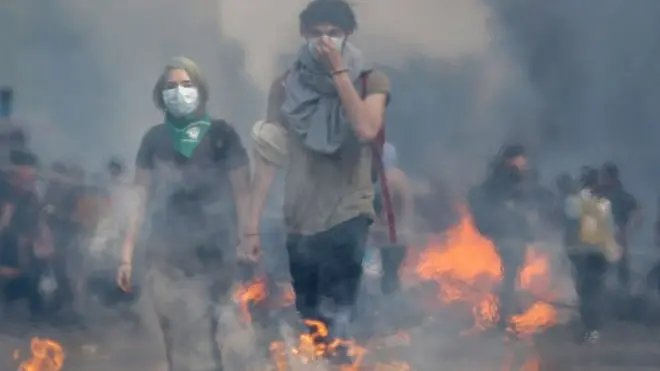 La crisis en Chile se desató después de que el gobierno anunciara el alza de los precios del pasaje de metro.