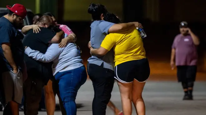 Родные и близкие погибших у здания школы