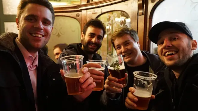 คนดื่มเบียร์