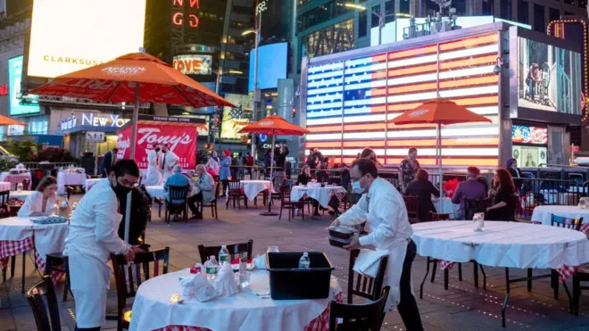 New York'ta restoranlar iç mekanda yüzde 25 kapasiteyle müşteri kabul ediyor