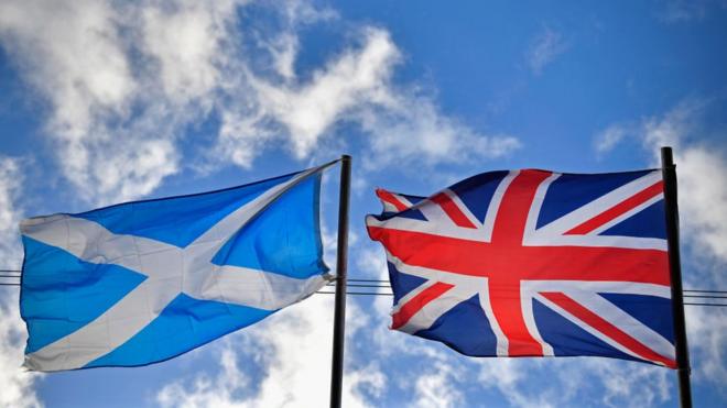 Bandera de Escocia junto a la de Reino Unido.