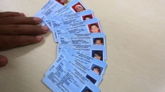 Hampir sebagian besar narasumber yang berkisah pada BBC Indonesia tak kunjung mendapatkan e-KTP karena keterbatasan blanko.