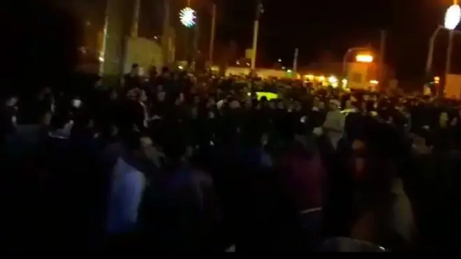 دغه انځور پر ټوېټر د خپرې شوې ویډیو چې ظاهراً تېره شپه د اصفهان په زرین شهر کې د لاریونونو یوه څنډه ښيي