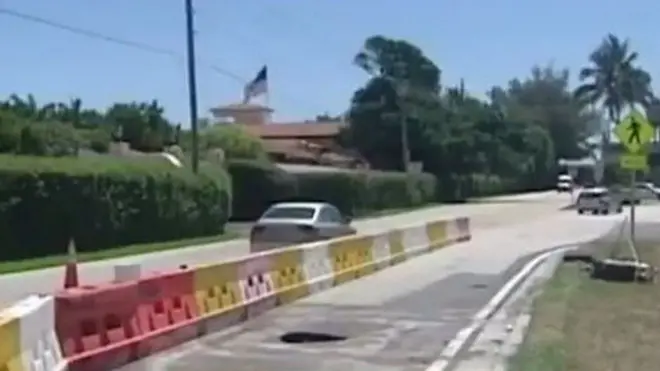 Lubang menganga tepat di depan resor Mar-a-Lago milik Donald Trump.