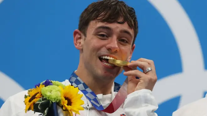 Tom Daley con su medalla dorada.