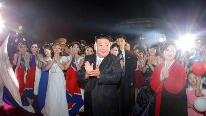 조선민주주의인민공화국 건국 74주년 기념행사에 참석한 김정은 국무위원장