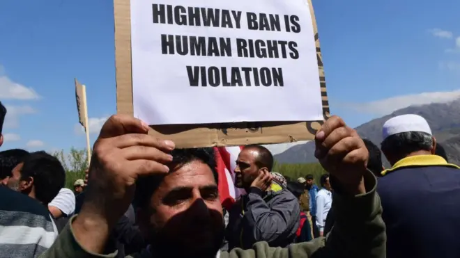 شاہراہ کی بندش پر عوام میں شدید غم و غصہ پایا جاتا ہے