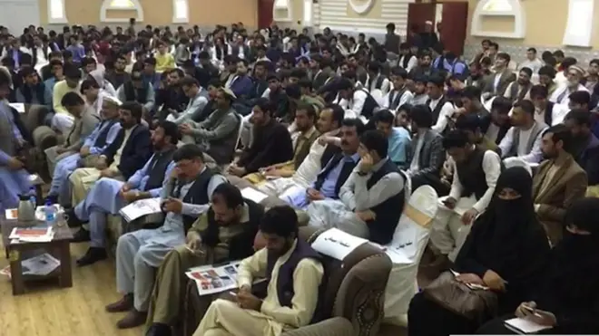 له امنيتي ننګونو سره سره کندوز کې شاعران، اديبان او هنرمندان ريدي ګل مشاعره کې غونډ شوي وو، له نورو خبرونو سره یې هنري شېبو کې ګورو.