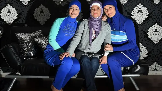 Femmes habillées en burkini.