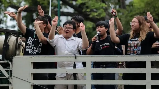 นายพริษฐ์ (ที่สองจากซ้าย) และ น.ส.ปนัสยา (ขวาสุด) ร้องรำทำเพลงหลังประกาศยุติการชุมนุม "19 กันยาทวงอำนาจคืนราษฎร" ที่ท้องสนามหลวงเมื่อ 20 ก.ย. 2563