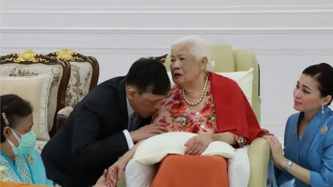 สมเด็จพระนางเจ้าสิริกิติ์ พระบรมราชินีนาถ พระบรมราชชนนีพันปีหลวง พระบาทสมเด็จพระเจ้าอยู่หัว และสมเด็จพระนางเจ้า ฯ พระบรมราชินี สมเด็พระกนิษฐาธิราชเจ้า กรมสมเด็จพระเทพรัตนราชสุดา ฯ สยามบรมราชกุมารี