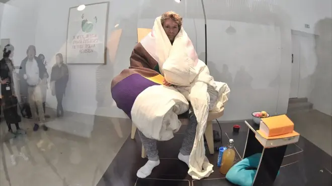 "Хочу, хочу высидеть яйца курицы до вылупления", - гласит манифест за стеной художника