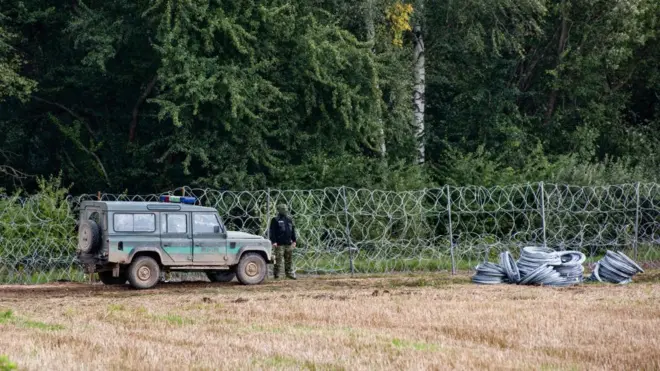 Граница между Беларусью и Польшей. Польские пограничники обвиняют белорусских в том, что они специально помогают беженцам нелегально пересекать границу