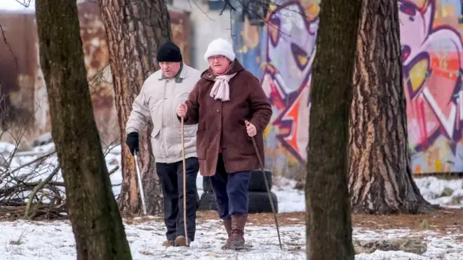 Жінка і чоловік у парку