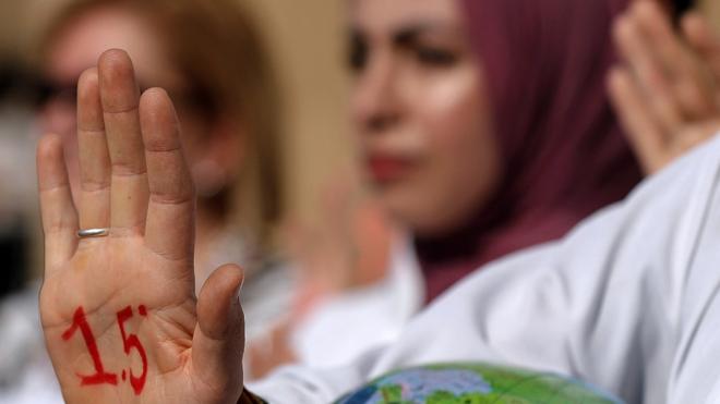 Jovénes con el número 1,5 pintado en el revésroleta madeirala mano