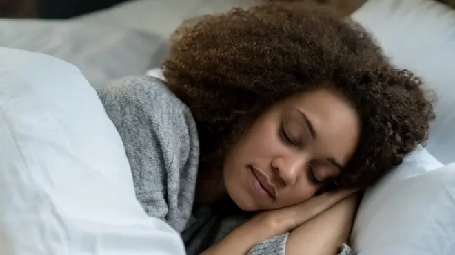 Umugore uryamye mu buriri