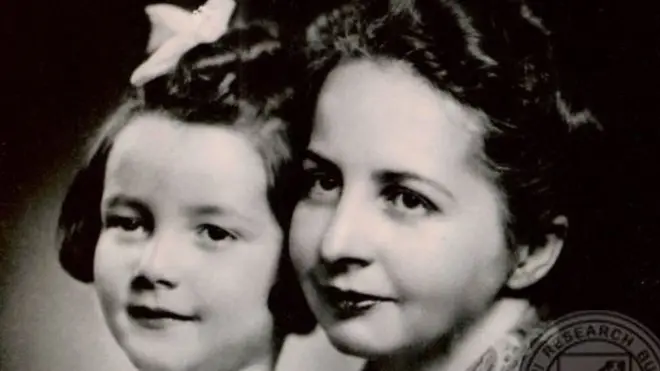 એમિલી શેંકલ તેમની પુત્રી અનિતા સાથે.