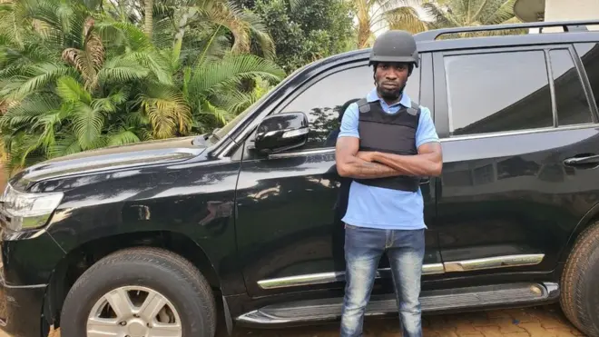 Bobi Wine ari imbere y'imodoka avuga ko yahawe nk'impano