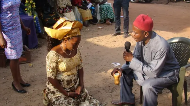 Nwaanyị na-agba nkwụ