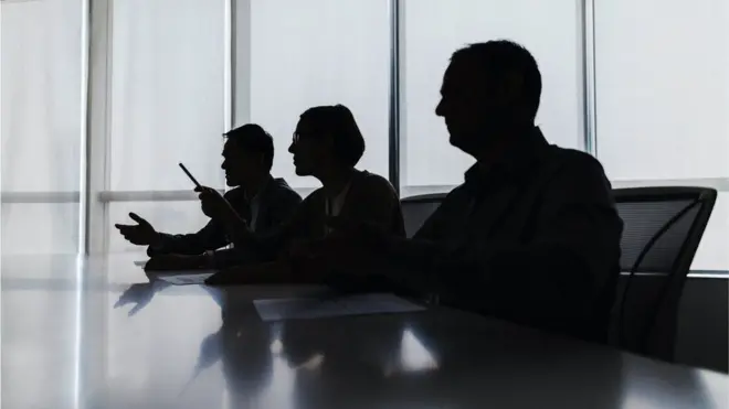 люди обсуждают что-то за столом