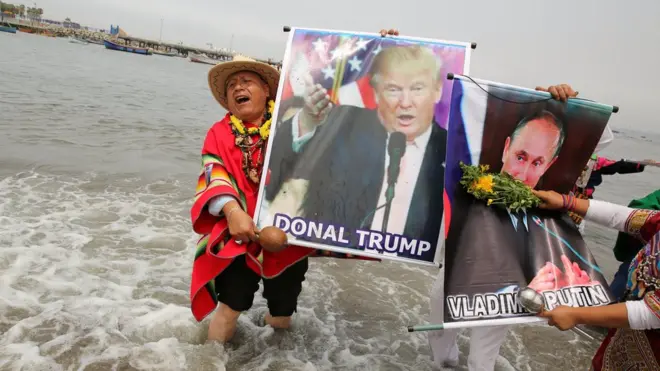 Перуанські шамани тримають портрети Дональда Трампа і Володимира Путіна під час ритуалу передбачень на наступний рік