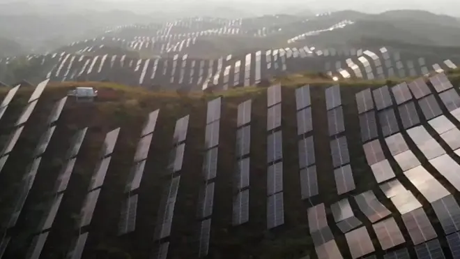 تیزی سے ہو رہی اقتصادی ترقی کی وجہ سے چین دنیا کے 25 فیصد کاربن اخراج کا ذمہ دار ہے لیکن چین نے اتنی ہی تیز رفتاری سے سولر فارمز بھی بنائے ہیں۔
