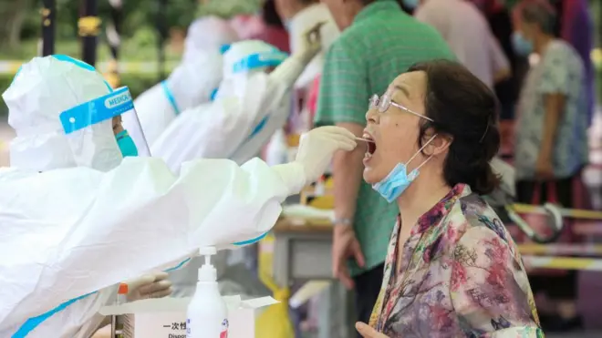 Một phụ nữ lấy xét nghiệm Covid-19 tại Nam Kinh ngày 29/7.