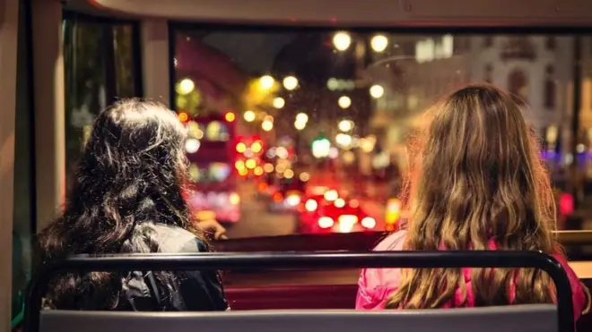 dve devojke sede zajedno