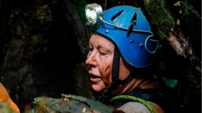 Penyelam gua Inggris, Robert Charles Harper, terlihat mencoba untuk membuat jalan masuk di bukit.