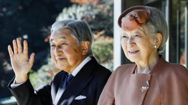 Akihito llego al trono en 1989, el día después del fallecimiento de su padre, el emperador Hirohito.
