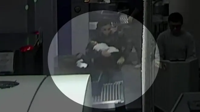 "مهربة أطفال" تلتقطها الكاميرات في المطار