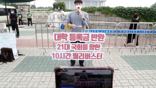 5일 국회 앞에서 대학 등록금 반환 10시간 필리버스터가 열렸다