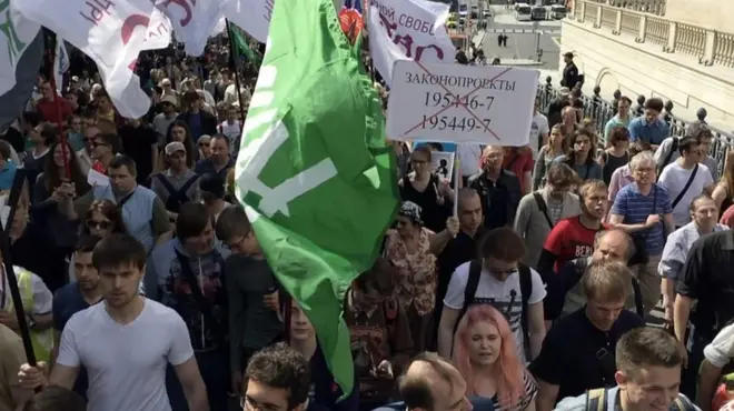 По бульварному кольцу столицы прошлись сотни противников интернет-цензуры. МВД насчитало 800 участников шествия, организаторы из Партии народной свободы - 3 тыс. участников.