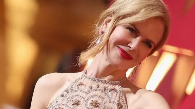 نعامی تقریب کے دوران جب کیمرہ سامعین میں ان پر مرکوز ہوتا تو ناظرین ان کے سیل کی طرح تالی بجانے کے عجیب انداز کا نوٹس لیتے رہے