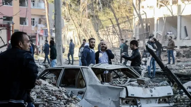 خبرگزاری رسمی ترکیه، آناتولی گفته است که جاسازی یک تن مواد منفجره در داخل یک مینی‌بوس عامل این انفجار بوده است