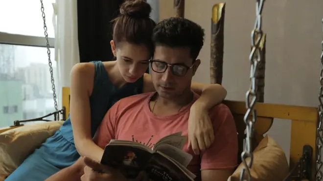 "रिबन" में कल्कि केकलां के साथ सुमित व्यास