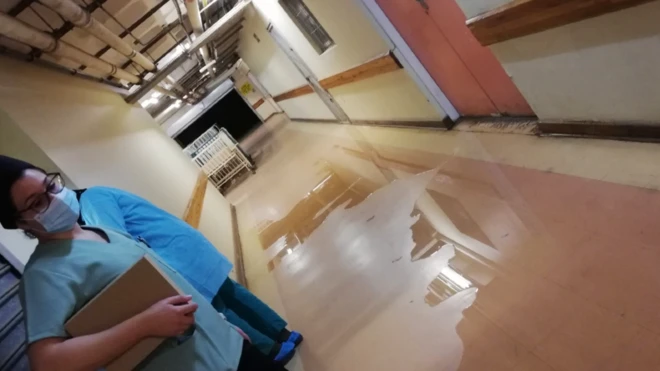 Un couloir inondé à l'hôpital Dora Nginza