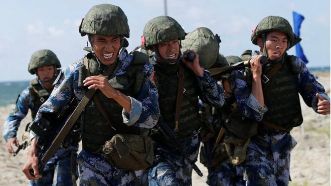 中国陆战队员在沙滩上模拟运送伤员。