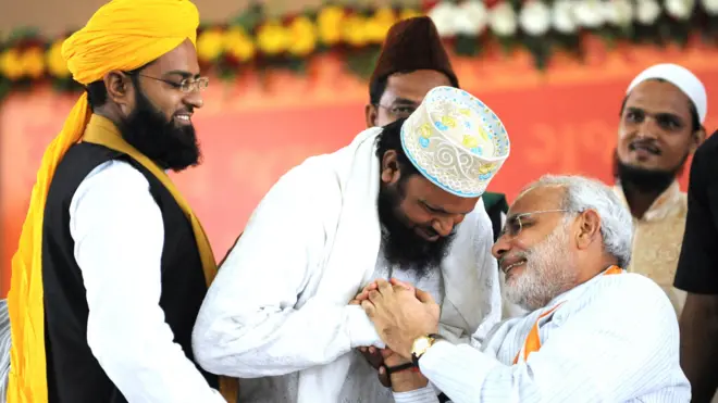 મુસ્લિમોને મળતા મોદી