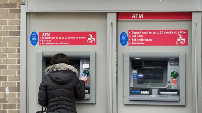 У признавшего вину уроженца Белоруссии при задержании нашли более 500 кредитных карт на чужие имена