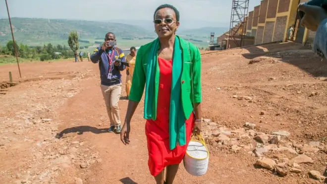 Victoire Ingabire, umukuru w'ishyaka FDU-Inkingi ritavuga rumwe n'ubutegetsi bw'u Rwanda ariko ritaremererwa gukorera mu Rwanda, ubwo yasohokaga muri gereza ya Nyarugenge ku itariki ya 15 y'ukwezi kwa cyenda kwa 2018