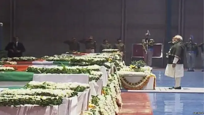 पुलवामा चरमपंथी हमले में मारे गए सीआरपीएफ़ जवानों को श्रद्धांजलि देते पीएम नरेंद्र मोदी
