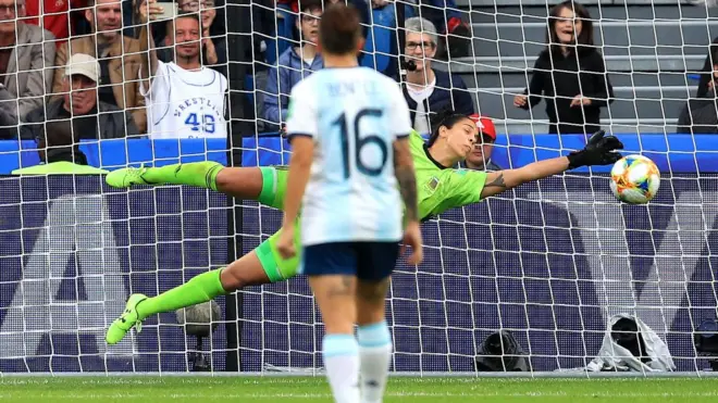 La portera Vanina Correa fue la figura de Argentina, pero no le alcanzó para evitar la derrota ante Inglaterra.
