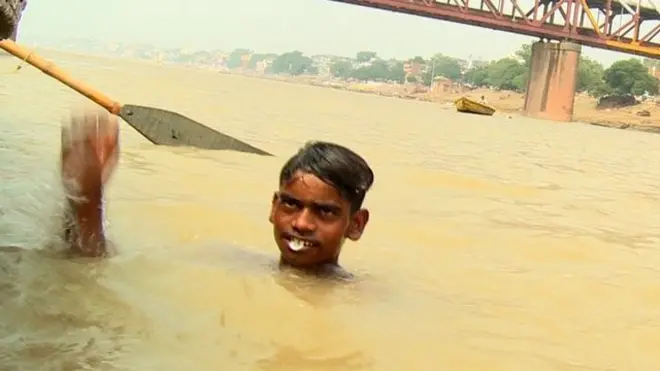 یہ لوگ دریا میں پھینکے جانے والے پیسے چن کر اپنا گزر بسر کرتے ہیں