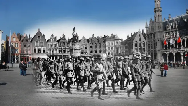Birinci Dünya Savaşı sırasında Brugge kentinde Alman ordusunun ele geçirdiği İngiliz askerlerinin fotoğrafı, kentin günümüzdeki fotoğrafıyla birlikte