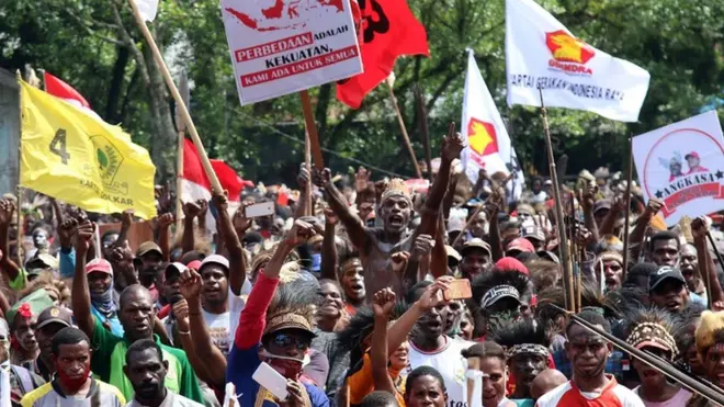 Foto ilustrasi: Sejumlah pendukung dan simpatisan pasangan bakal calon Bupati dan Wakil Bupati Asmat, Elisa Kambu dan Thomas Eppe Safanpo berkumpul untuk menyaksikan proses pendaftaran calonnya untuk menjadi kontestan di Pilkada di KPU Asmat, Papua, Minggu (06/09).