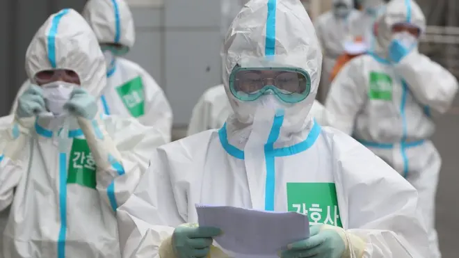 정부는 왜 일일 확진자가 급증하고 있음에도 등급을 '하향 조정'하려는 것일까?