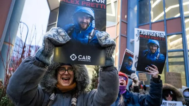 В понедельник после стрельбы протестующие собрались у офиса сенатора от Миннесоты Эми Клобушар.