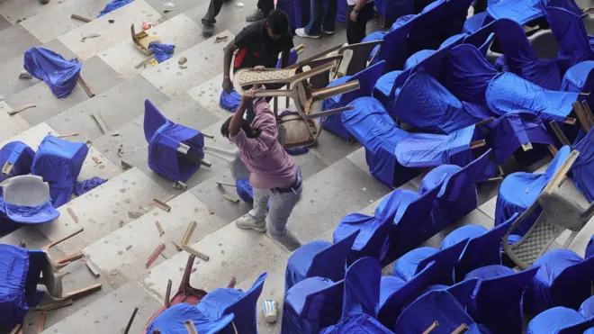 Fanáticos indignados en la India rompen sillas. 